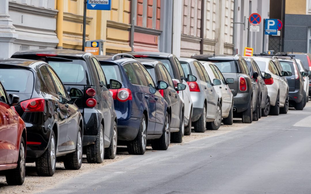 Autos parken am Straßenrand